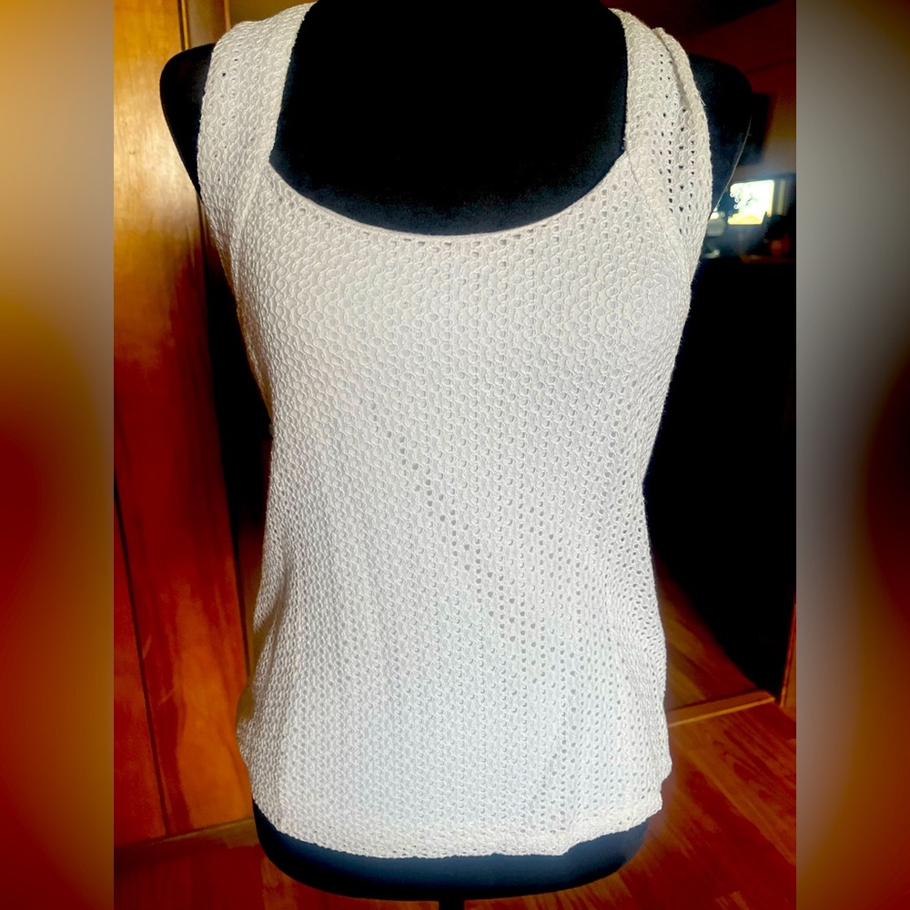 Banana republic white crocheted sleeveless top size 2
